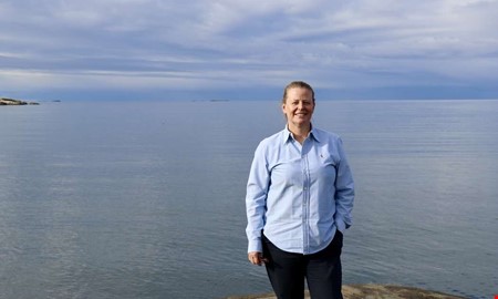 Anna hjlper flyktingar  bygger upp lger i Afrika