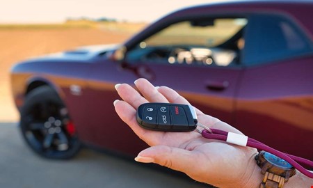 Frgan ska prvas  kptes bilen p plats eller p distans? 