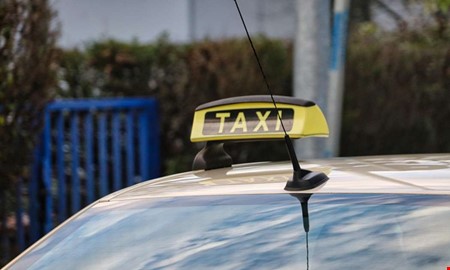 Yngre mn gav sig p taxichauffr