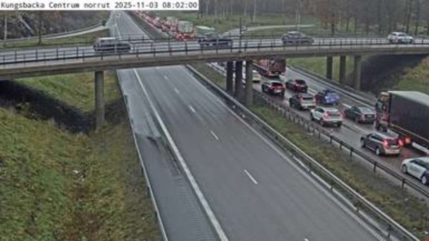 Olycka med flera fordon p E6  en till sjukhus