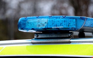 Bil krde av vgen  krockade med trd