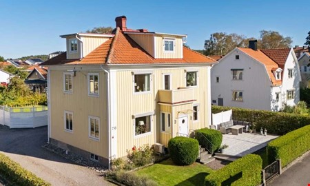 Tvfamiljsvilla med balkonger och altan blev klickad