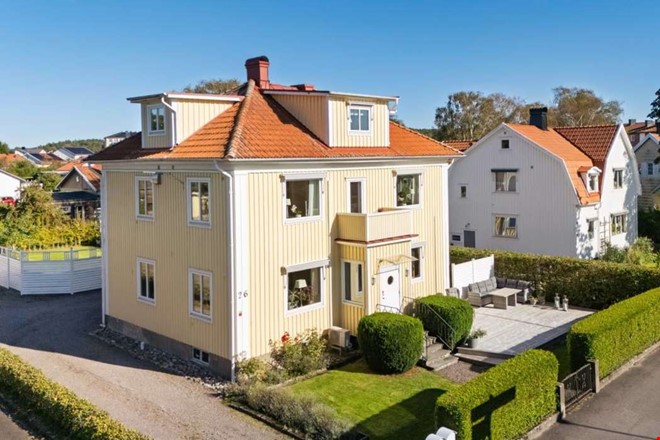 Tvfamiljsvilla med balkonger och altan blev klickad