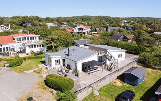 Modern villa med terrass och havsutsikt blev klickad 