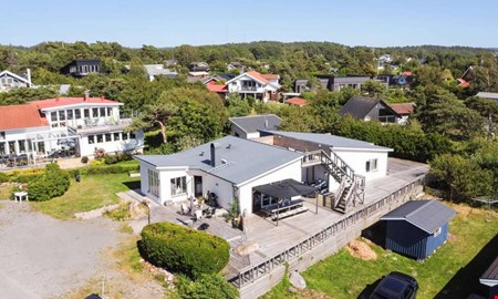 Modern villa med terrass och havsutsikt blev klickad 