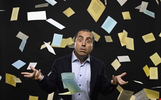 Komikern vill få publiken att skratta – och rösta