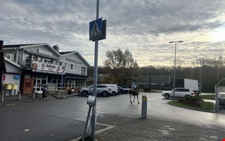 Udda scenen: Se lgen mitt i Kullavik centrum