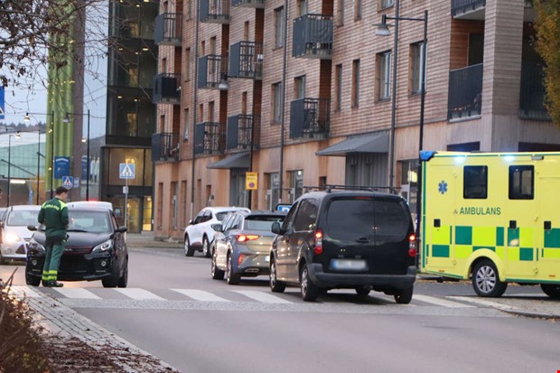 Trafikolycka vid Lindens torg  ambulans p plats