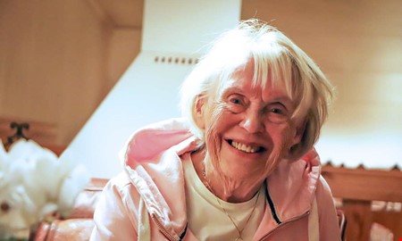 Tackade nej  Maj-Britt lmnar politiken efter 46 r