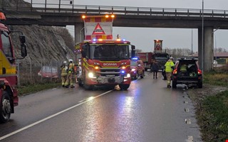 Bil krde av vgen  en till sjukhus
