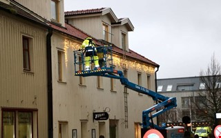 Kommunens hus pyntas  julbelysningen p plats