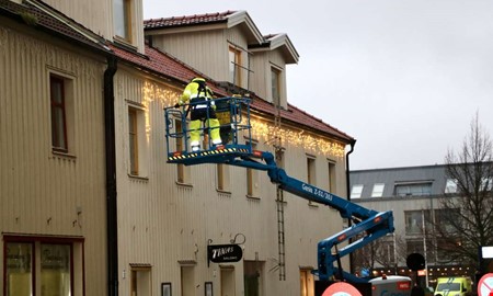 Kommunens hus pyntas  julbelysningen p plats