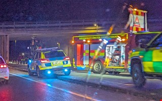 Grvmaskin krde in i viadukt vid E6  en till sjukhus