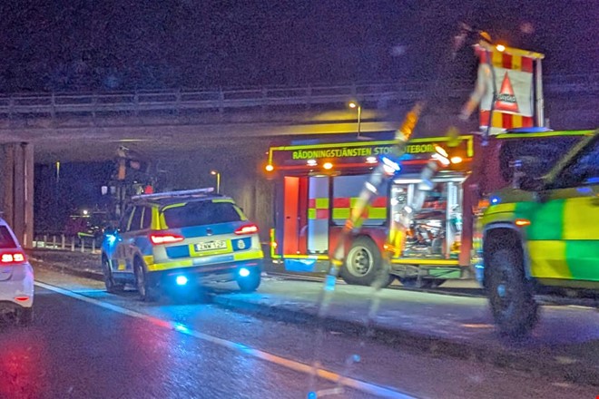 Ambulans p plats - grnskopa in i viadukt vid E6