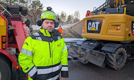 Stort arbete i full gng  vgen avstngd i flera timmar 