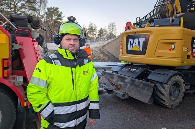 Stort arbete i full gång – vägen avstängd i flera timmar Stort arbete i full gång – vägen avstängd i flera timmar