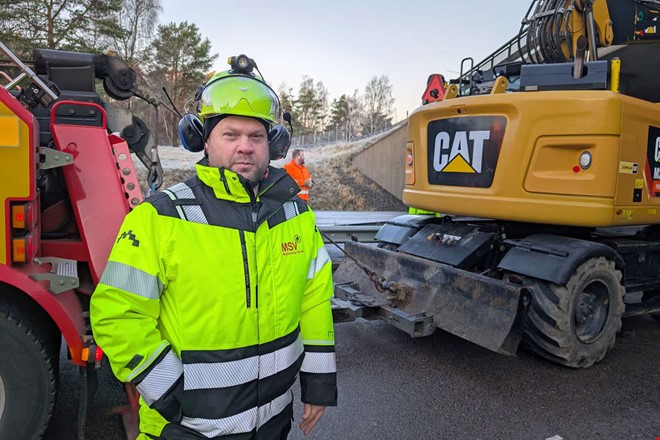 Stort arbete i full gng  vgen avstngd i flera timmar 