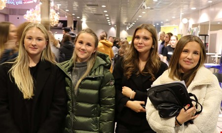 Hundratals nyfikna ungdomar intog Aransskolan