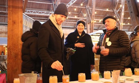 Nu ska Hallands godaste honung koras  av folket