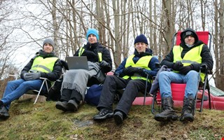 Drfr sitter killarna utmed Onsalavgen