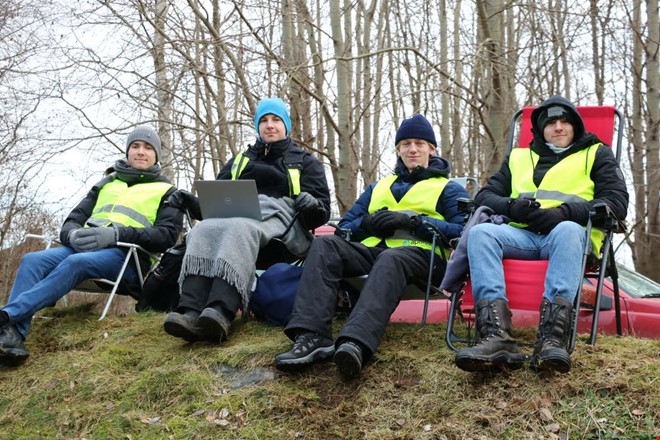 Drfr sitter killarna utmed Onsalavgen