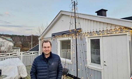 Dominik gillar julbelysning  satte upp hundratals lampor