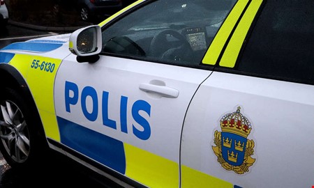 Kvinna p boende hotade personal med tndare och sprayflaska