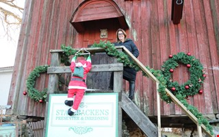 Tomte, utstllare och musik p rets julmarknad
