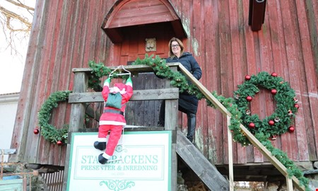 Tomte, utstllare och musik p rets julmarknad