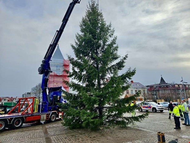 Julinvigning regnar och blåser bort Julinvigning regnar och blåser bort