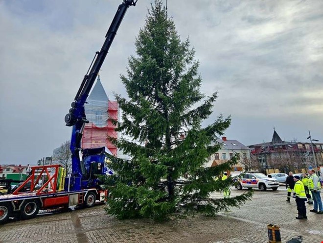 Julinvigning regnar och blser bort