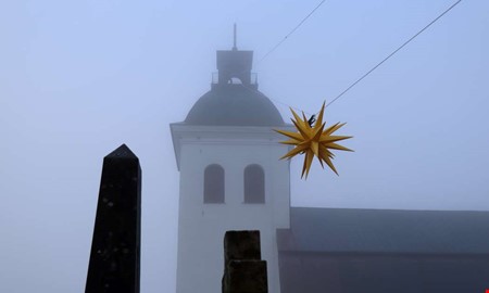 Bildspecial: Hr hissas stjrnan i Fjrs kyrka
