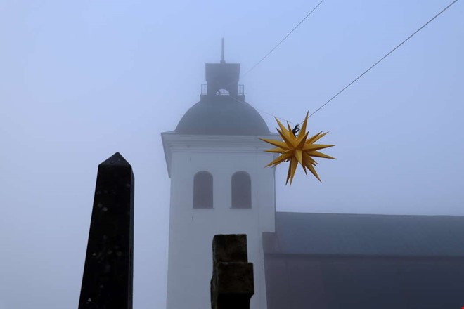Bildspecial: Hr hissas stjrnan i Fjrs kyrka