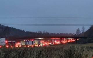 Flera bilar i krock p E6  skapade lnga ker