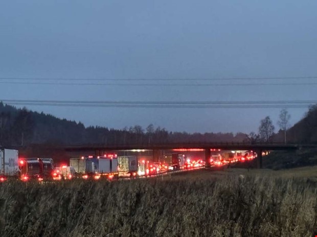 Flera bilar i krock p E6  lnga ker