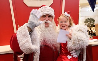 Julen invigdes p kpcentret  nskelistor till tomten och parad 