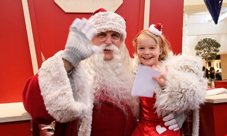 Julen invigdes p kpcentret  nskelistor till tomten och parad 