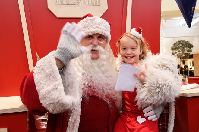 Julen invigdes p kpcentret  nskelistor till tomten och parad 
