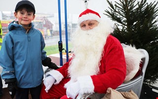 Lyckad julmarknad p torget  trots regnvder