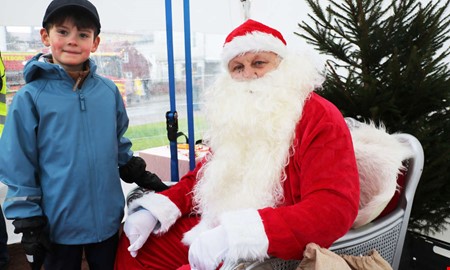 Lyckad julmarknad p torget  trots regnvder