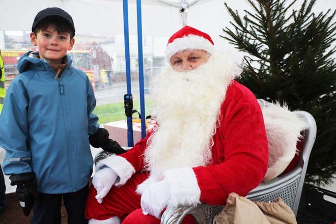 Lyckad julmarknad p torget  trots regnvder