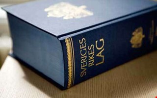 Mamman ilsknade till  slog sonen med bok