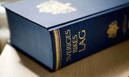 Mamman ilsknade till  slog sonen med bok