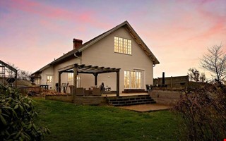 Frn skola till villa med pool och eldstad