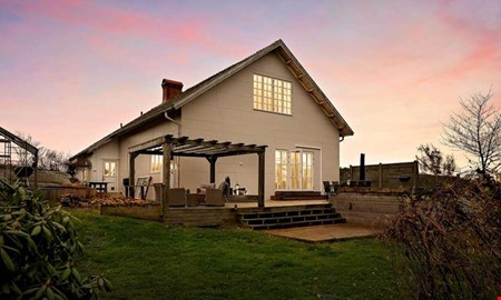 Frn skola till villa med pool och eldstad