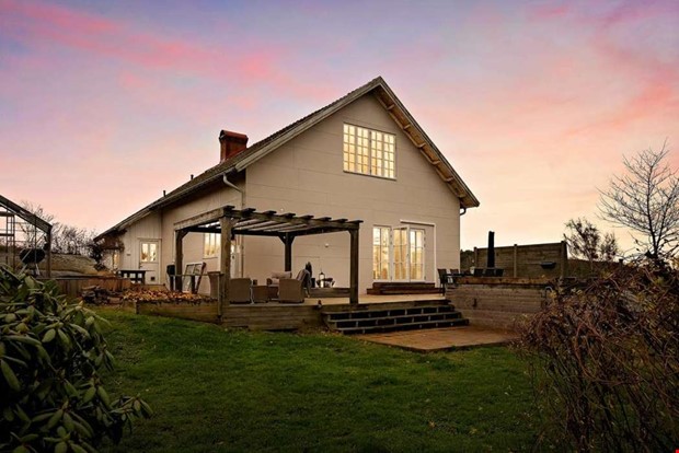 Från skola till villa med pool och eldstad Från skola till villa med pool och eldstad