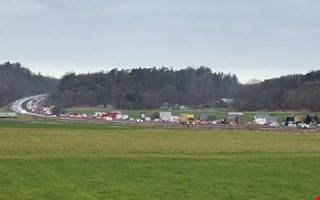 Bil brinner p E6  rddningstjnst p vg