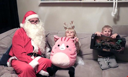 Leah och Vincent fick bes�k av Norra Hallands tomte 