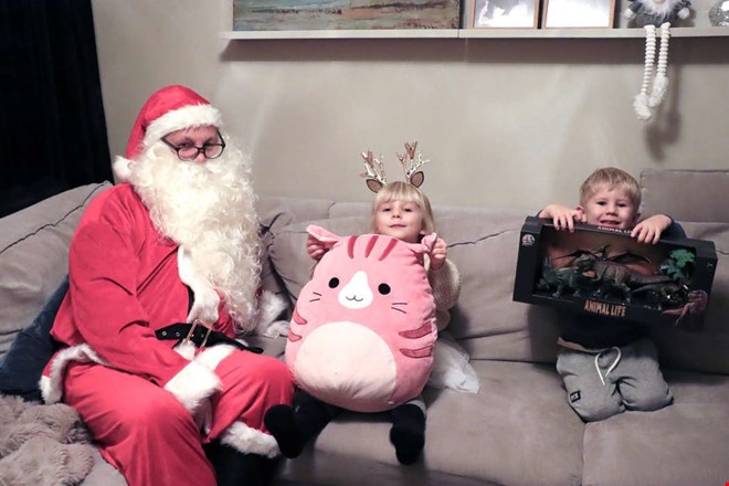 Leah och Vincent fick bes�k av Norra Hallands tomte 