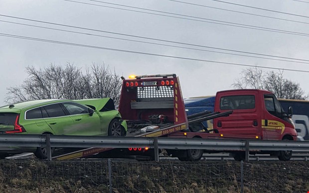 Bil körde in i TMA-bil på E6 – en till sjukhus Bil körde in i TMA-bil på E6 – en till sjukhus